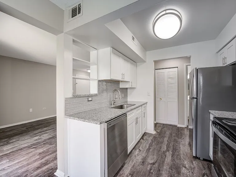 Lakeside Crossing at Eagle Creek Apartments and Townhomes — Photo 3