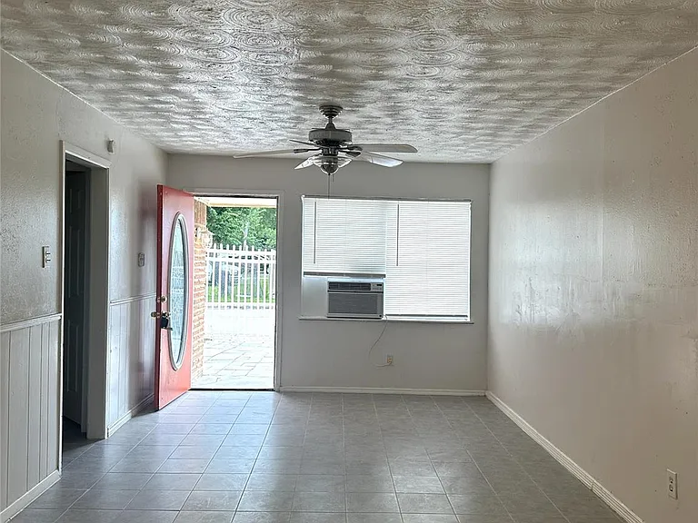 4418 Ludwig Ln — Photo 4