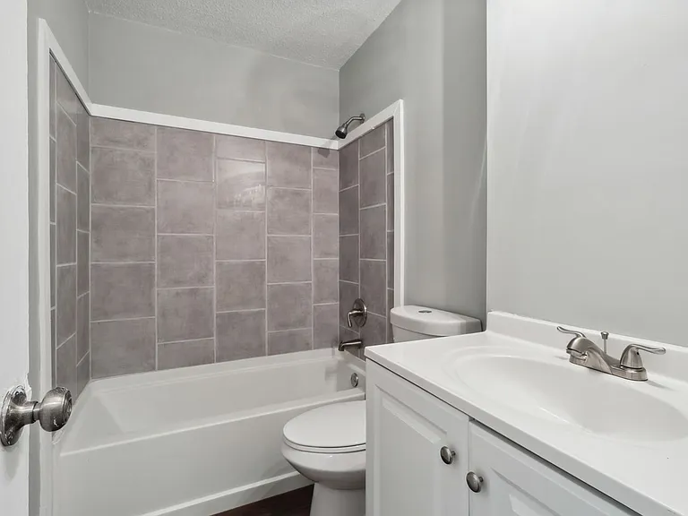 1002 W 44th St — Photo 13
