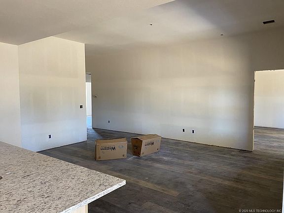 5th image of 14194 Quince St