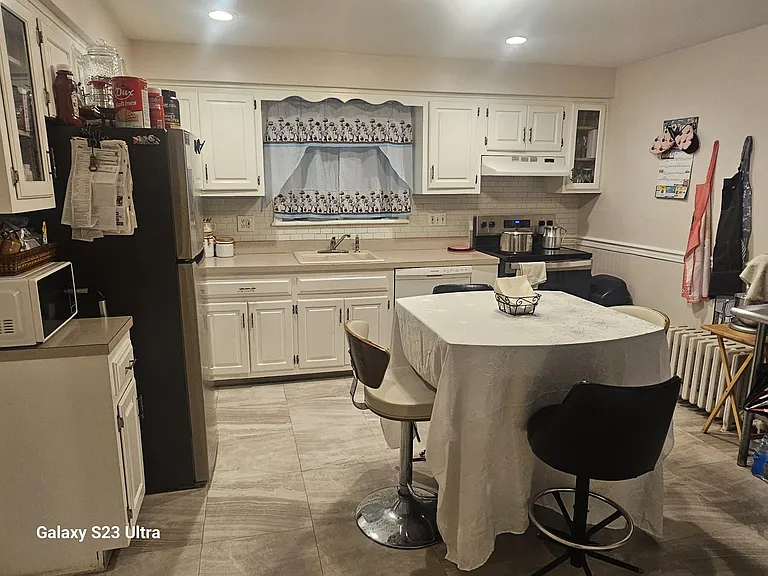 Large Eat-in-Kitchen