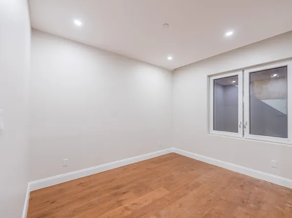 42-09 Hampton Street image 15 of 27