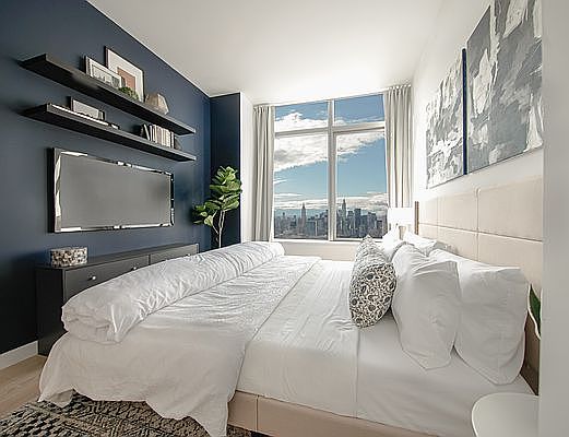 3rd image of 3 Court Sq APT 3901