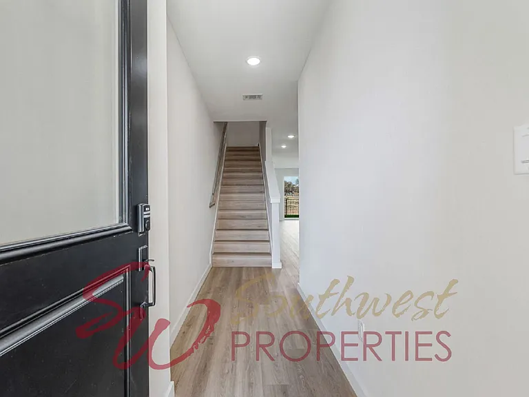 556 Galt Dr — Photo 4