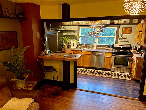 Fully equipped kitchen with juicer, blender, gas range, oven and huge pantry!