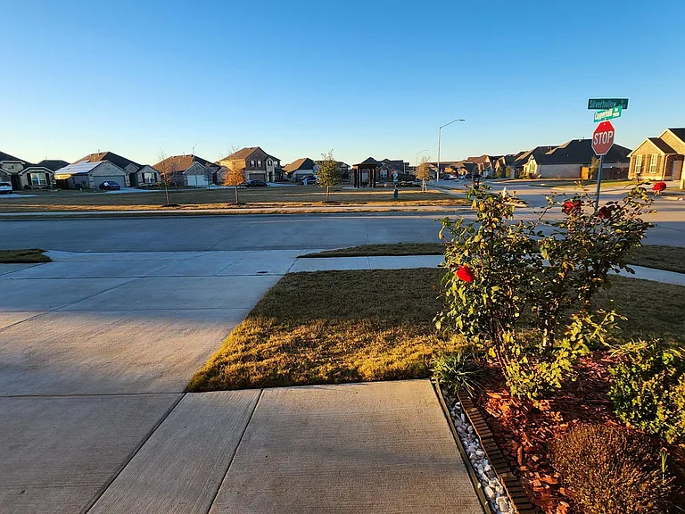 5901 Silverhollow Dr — Photo 27