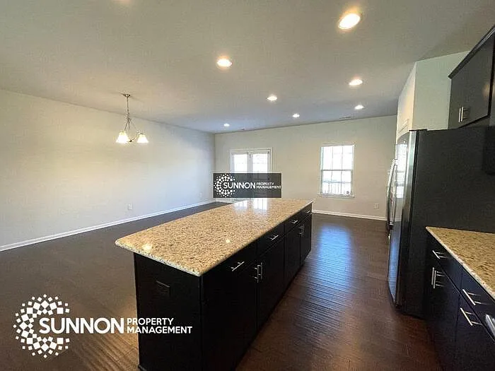 3 bed, 4.0 bath, 2344 sqft, $2,350 — Photo 4