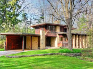 1010 E Thorne Ln, Fox Pt, WI 53217