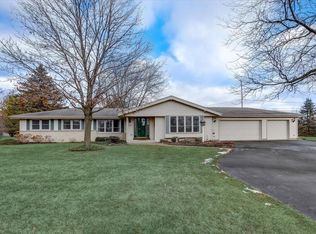 1520 S Pleasant Hill Dr, New Berlin, WI 53146