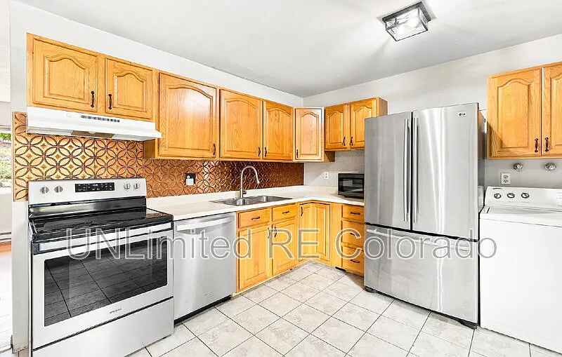 3 bed, 2.0 bath, 1978 sqft, $2,595 — Photo 3