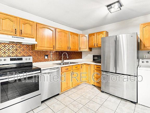 3rd image of 1172 Glen St