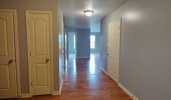 3rd image of 816 Darby Ln