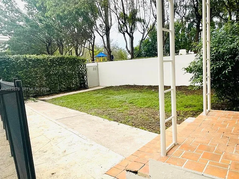 1020 SW 36th Ct — Photo 6