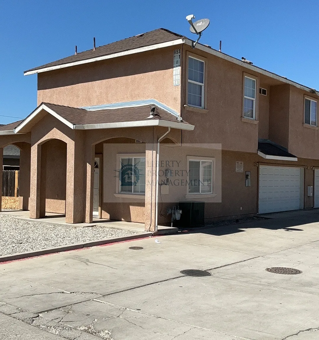 3 bed, 2.5 bath, 1387 sqft, $1,895 — Photo 1