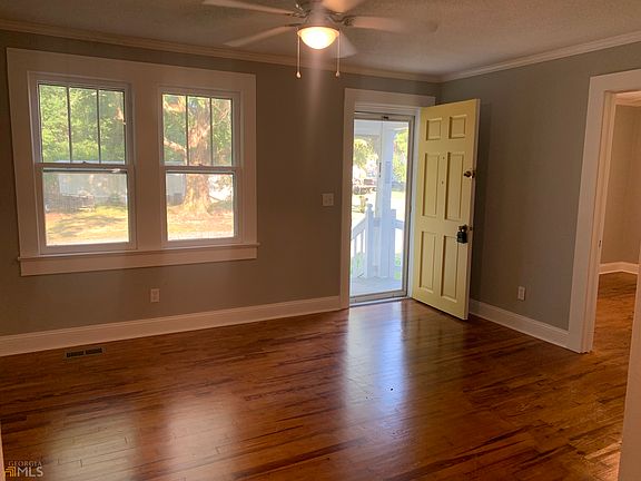 2nd image of 617 Baker St