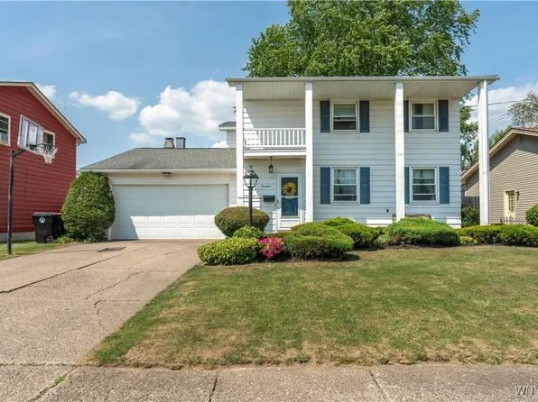 17 Briarwood Dr, Lancaster, NY 14086