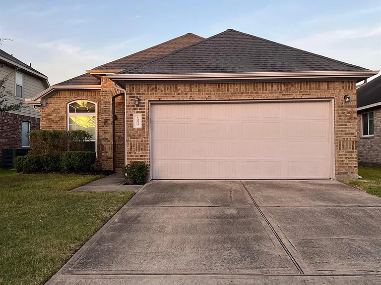 1238 S Maple Dr — Photo 1