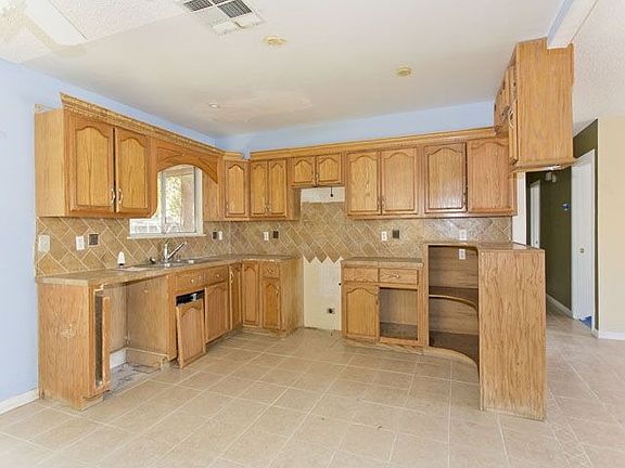 5th image of 860 Parkhurst St