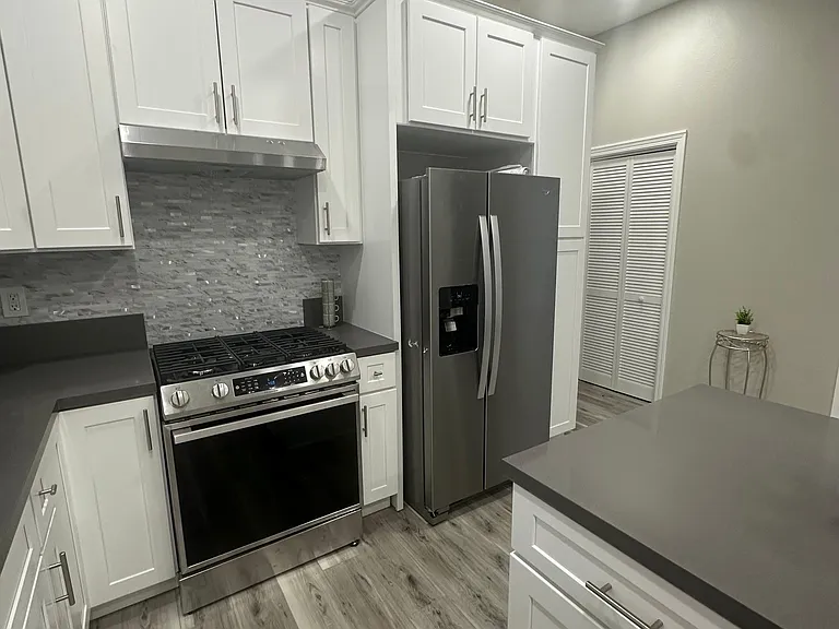 1710 Golden Way #B — Photo 9