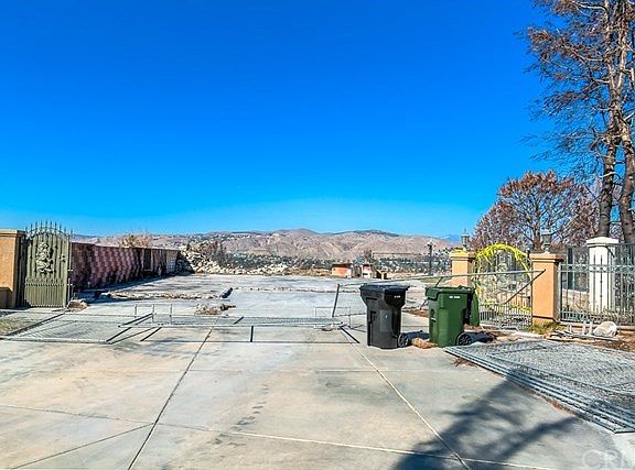 4th image of 920 S Canyon Heights Dr