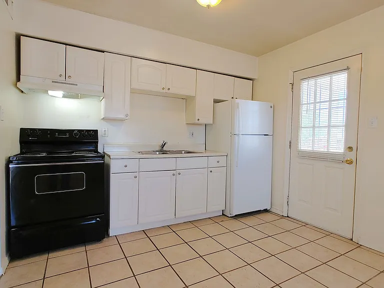 370 Atrisco Dr SW — Photo 4