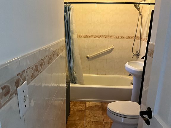 4th image of 37 Woodlawn Ave Floor 1
