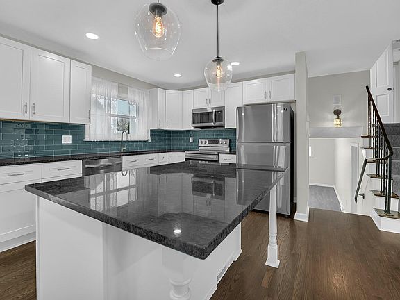 3rd image of 3812 Darbyshire Dr