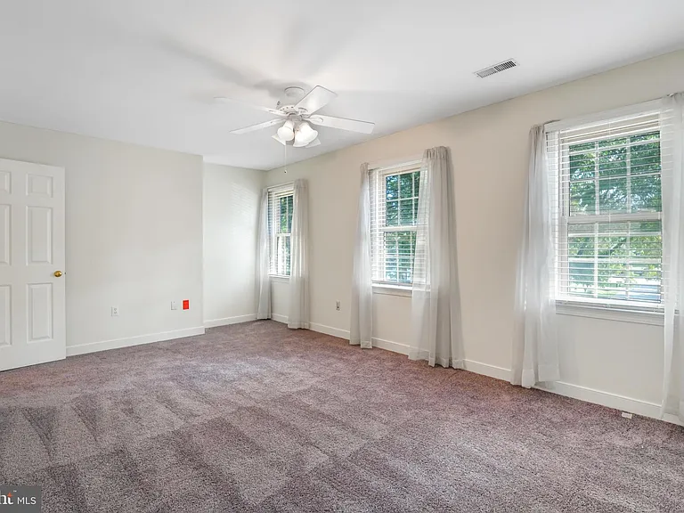 629 Lancaster St — Photo 31