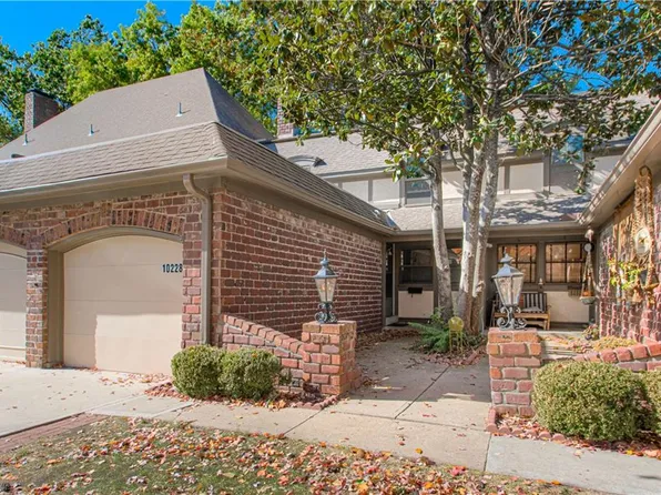 10228 Robinson St, Overland Park, KS 66212