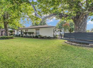 219 S Shanks St, Clute, TX 77531