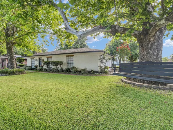 219 S Shanks St, Clute, TX 77531