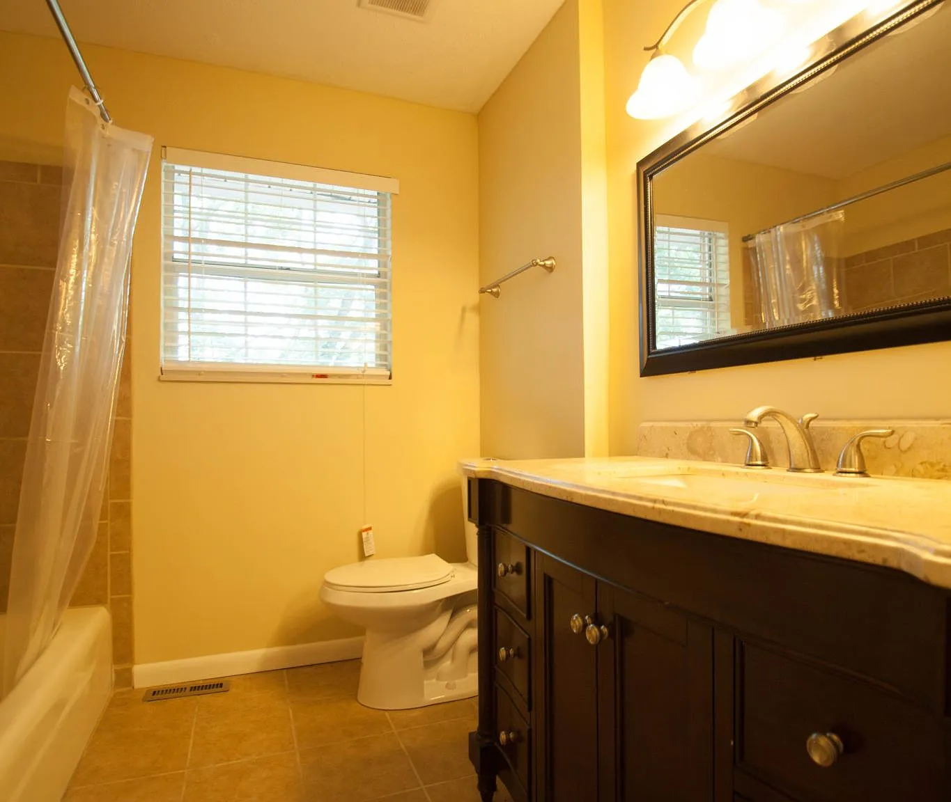 2 bed, 1.5 bath, 1218 sqft, $1,395 — Photo 2