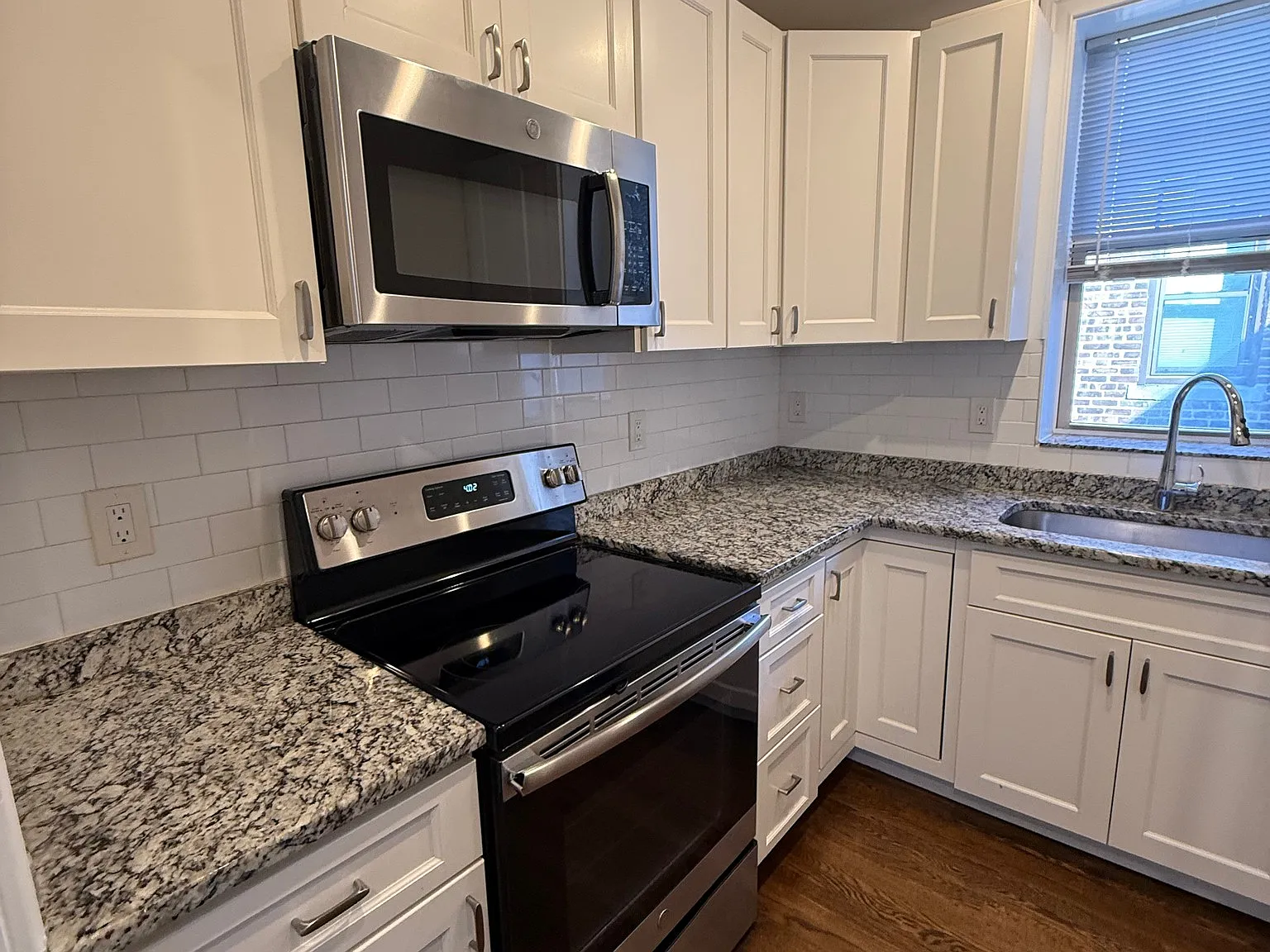 2 bed, 1.0 bath, 950 sqft, $3,595 — Photo 2