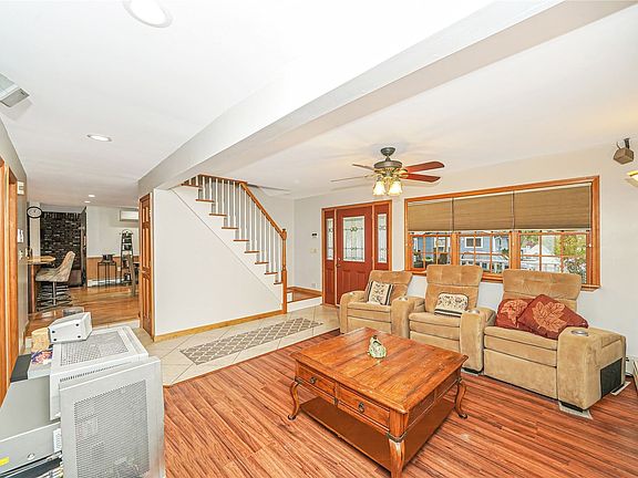 4th image of 130 Iroquois St