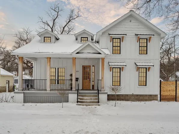 209 W Shiawassee Ave, Fenton, MI 48430