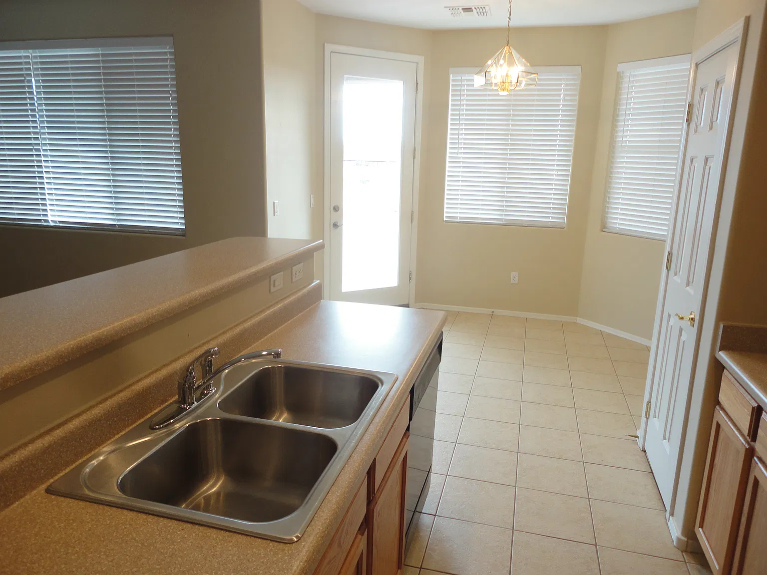 3 bed, 2.0 bath, 1945 sqft, $1,905 — Photo 3