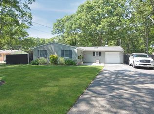 87 Dawn Dr, Shirley, NY 11967