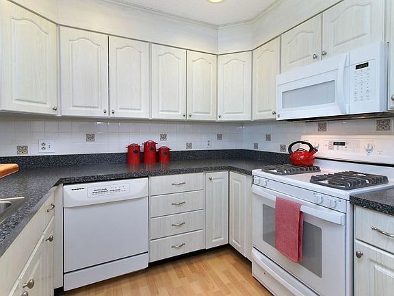 4th image of 31 Knollwood Ct