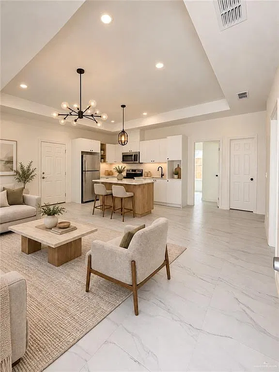 3 bed, 2.0 bath, 4082 sqft, $1,400 — Photo 4