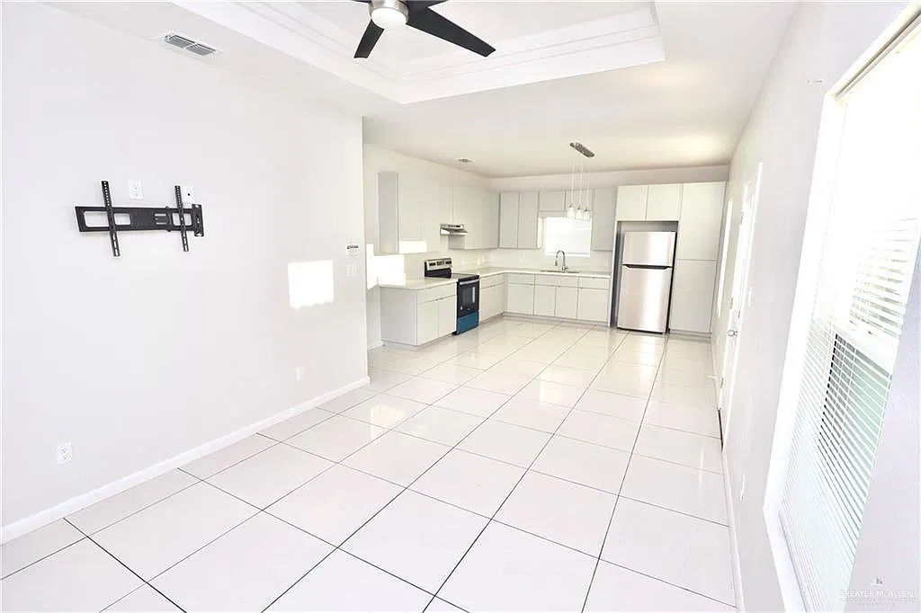 2 bed, 3.0 bath, 1100 sqft, $1,100 — Photo 3