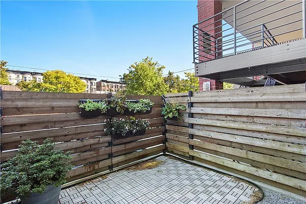 Sold by iList, LLC | media 18