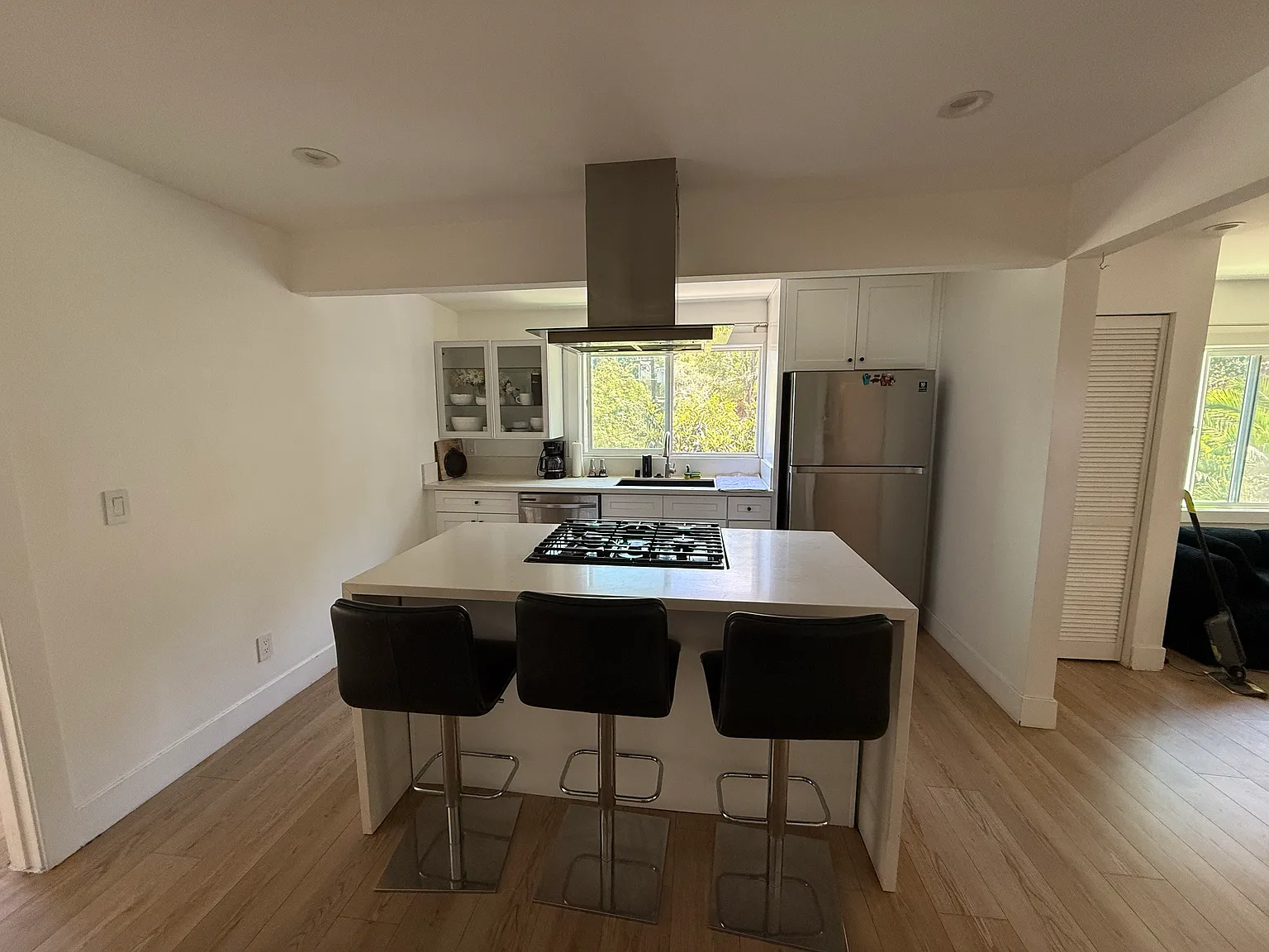 2 bed, 905 sqft, $4,000 — Photo 3