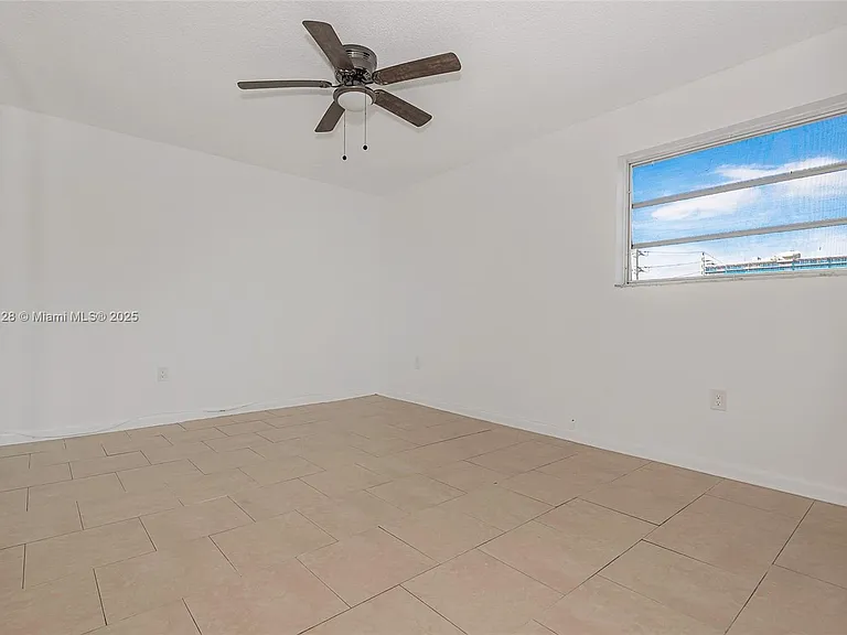1975 NE 135th St #3B — Photo 8
