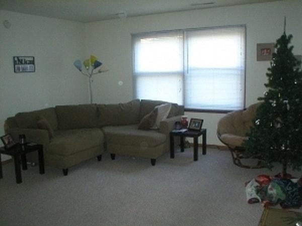 2nd image of 922 E College St #E1e2