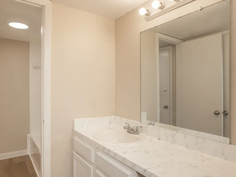 Oasis Club Apartments — Photo 29