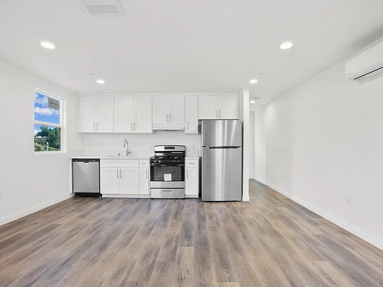 11560 Archwood St — Photo 3