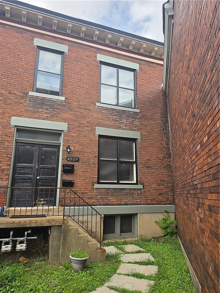 3 bed, 800 sqft, $1,650 — Photo 1