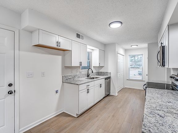 2nd image of 2272 Berwick Pl