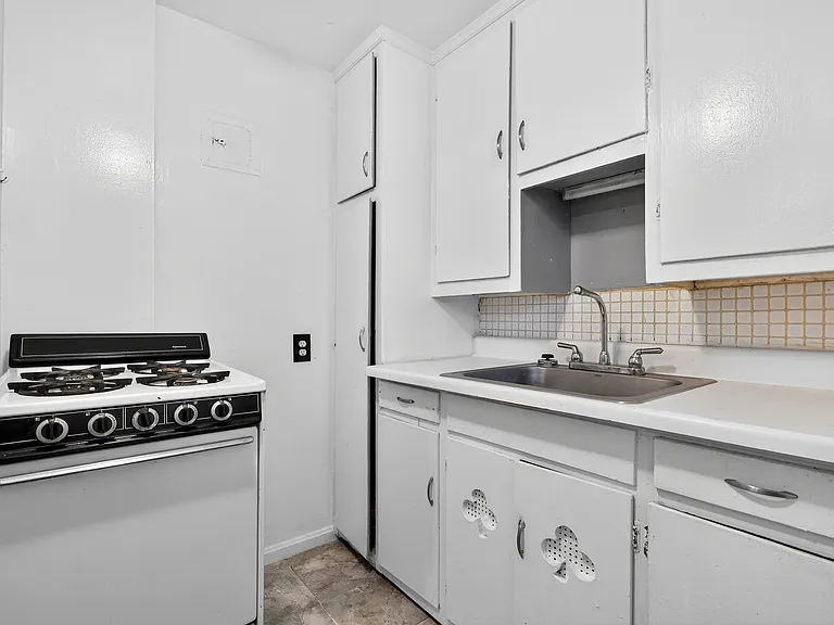 2715 Noble Rd #6 — Photo 8