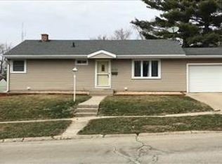 1228 Crestwood Dr, Freeport, IL 61032